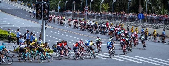 人正在张家界的深山里生吞蝗虫新葡京博彩那个涂指甲油的女(图1)